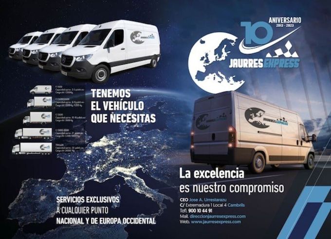 Una fila de furgonetas blancas están alineadas una al lado de la otra